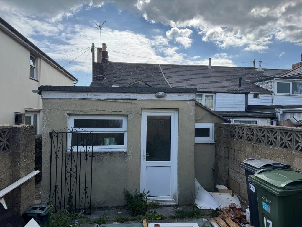 Lot: 110 - TOWN CENTRE HOUSE FOR IMPROVEMENT - The Rear of the Building